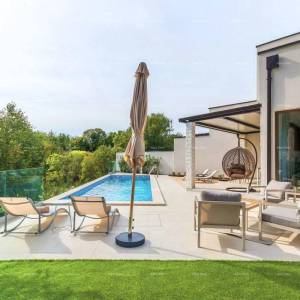 Moderna dvojna kuća sa bazenom u mirnom Svetvinčentu, idealna za odmor ili najam!