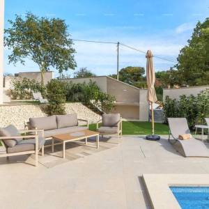 Moderna dvojna kuća sa bazenom u mirnom Svetvinčentu, idealna za odmor ili najam!