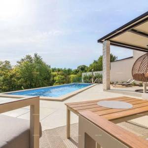 Moderna dvojna kuća sa bazenom u mirnom Svetvinčentu, idealna za odmor ili najam!