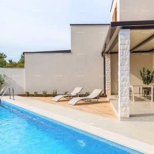 Moderna dvojna kuća sa bazenom u mirnom Svetvinčentu, idealna za odmor ili najam!