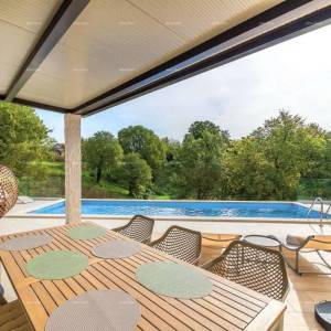 Moderna dvojna kuća sa bazenom u mirnom Svetvinčentu, idealna za odmor ili najam!