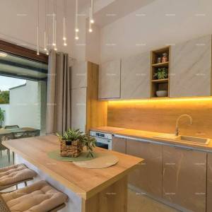 Moderna dvojna kuća sa bazenom u mirnom Svetvinčentu, idealna za odmor ili najam!