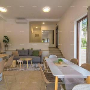 Moderna dvojna kuća sa bazenom u mirnom Svetvinčentu, idealna za odmor ili najam!