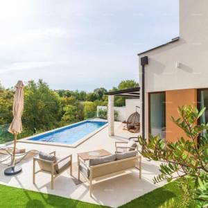 Moderna dvojna kuća sa bazenom u mirnom Svetvinčentu, idealna za odmor ili najam!