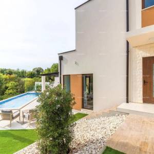 Moderna dvojna kuća sa bazenom u mirnom Svetvinčentu, idealna za odmor ili najam!