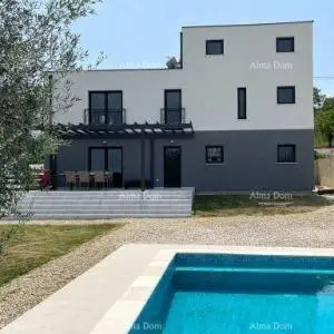 Moderna kuća s bazenom u Puli, samo 1500 m od mora
