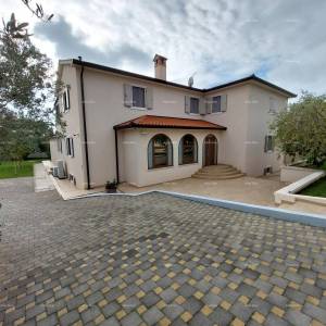 Moderna kuća sa dva stana, unutarnjim bazenom i velikim dvorištem