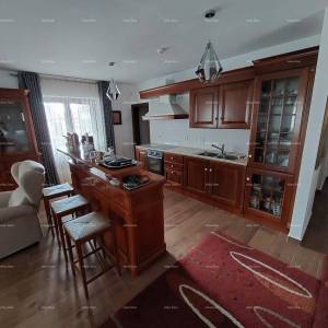 Moderna kuća sa dva stana, unutarnjim bazenom i velikim dvorištem