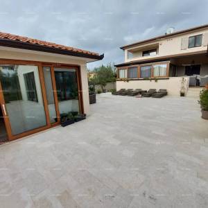 Moderna kuća sa dva stana, unutarnjim bazenom i velikim dvorištem