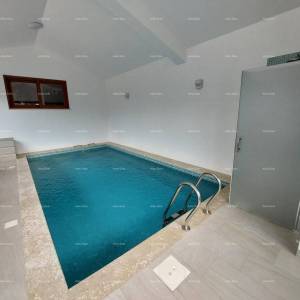 Moderna kuća sa dva stana, unutarnjim bazenom i velikim dvorištem