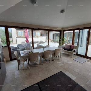 Moderna kuća sa dva stana, unutarnjim bazenom i velikim dvorištem