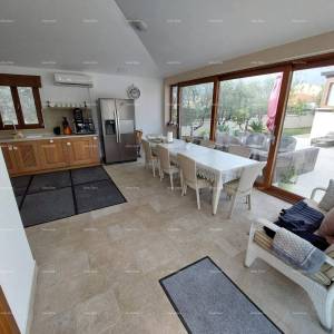 Moderna kuća sa dva stana, unutarnjim bazenom i velikim dvorištem