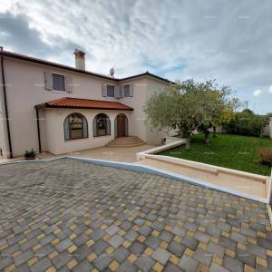 Moderna kuća sa dva stana, unutarnjim bazenom i velikim dvorištem