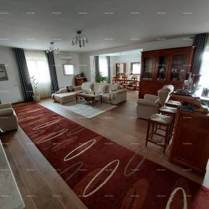 Moderna kuća sa dva stana, unutarnjim bazenom i velikim dvorištem