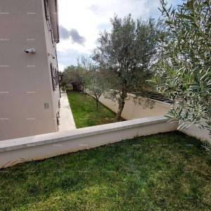 Moderna kuća sa dva stana, unutarnjim bazenom i velikim dvorištem