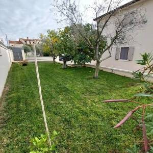 Moderna kuća sa dva stana, unutarnjim bazenom i velikim dvorištem