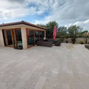 Moderna kuća sa dva stana, unutarnjim bazenom i velikim dvorištem