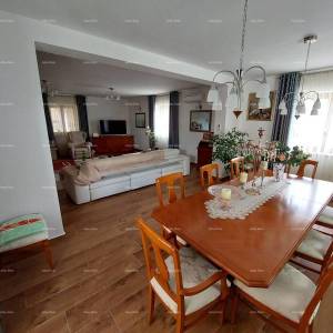 Moderna kuća sa dva stana, unutarnjim bazenom i velikim dvorištem