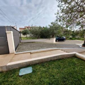 Moderna kuća sa dva stana, unutarnjim bazenom i velikim dvorištem