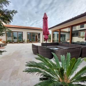 Moderna kuća sa dva stana, unutarnjim bazenom i velikim dvorištem