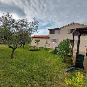 Moderna kuća sa dva stana, unutarnjim bazenom i velikim dvorištem