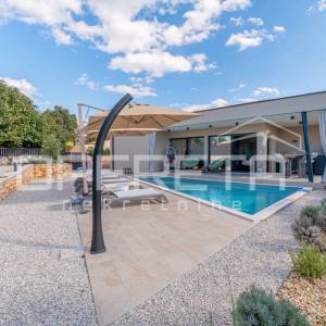 Moderna prizemnica s bazenom u okolici Svetog Lovreča