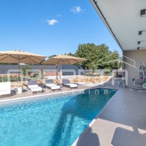 Moderna prizemnica s bazenom u okolici Svetog Lovreča