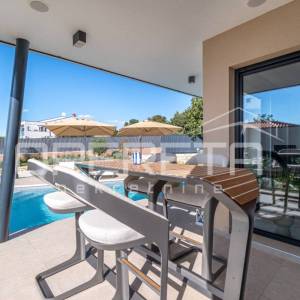 Moderna prizemnica s bazenom u okolici Svetog Lovreča