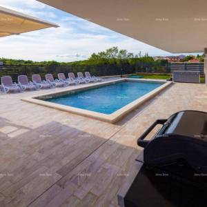 Moderna vila s bazenom u Premanturi!