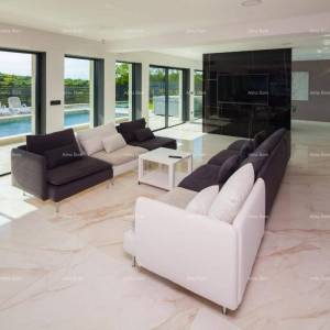 Moderna vila s bazenom u Premanturi!