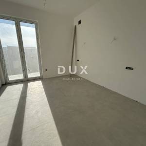 MURTER, JEZERA – Dvoetažni apartman s bazenom u novogradnji