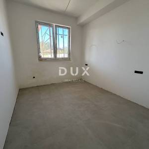 MURTER, JEZERA – Dvoetažni apartman s bazenom u novogradnji
