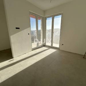 MURTER, JEZERA – Dvoetažni apartman s bazenom u novogradnji