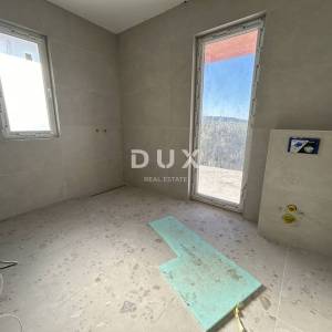 MURTER, JEZERA – Dvoetažni apartman s bazenom u novogradnji