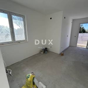 MURTER, JEZERA – Dvoetažni apartman s bazenom u novogradnji