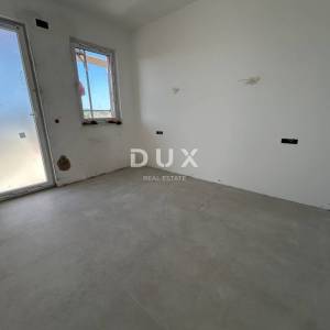 MURTER, JEZERA – Dvoetažni apartman s bazenom u novogradnji