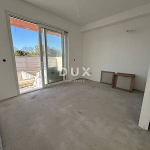 MURTER, JEZERA – Dvoetažni apartman s bazenom u novogradnji