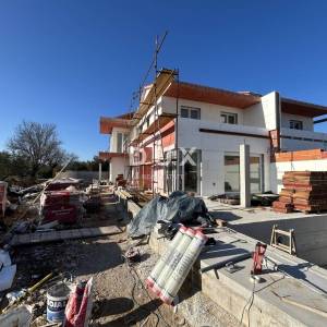 MURTER, JEZERA – NOVOGRADNJA, Dvoetažni apartman s bazenom