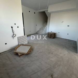 MURTER, JEZERA – NOVOGRADNJA, Dvoetažni apartman s bazenom