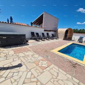 Na prodaju kuća s bazenom – Valtura