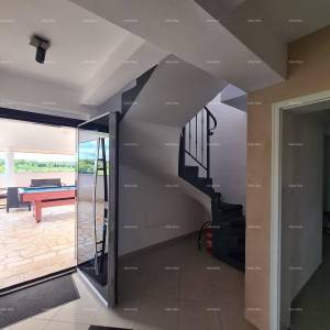 Na prodaju kuća s bazenom – Valtura