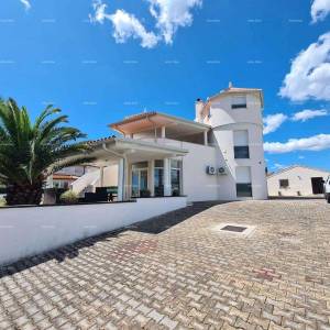 Na prodaju kuća s bazenom – Valtura