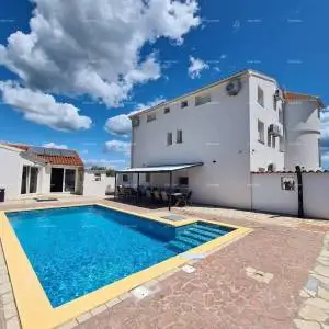 Na prodaju kuća s bazenom – Valtura