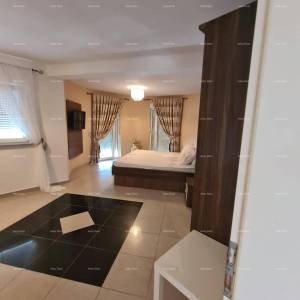 Na prodaju kuća s bazenom – Valtura