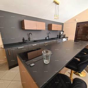 Na prodaju kuća s bazenom – Valtura