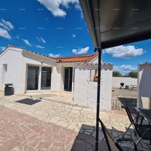 Na prodaju kuća s bazenom – Valtura