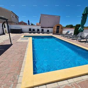 Na prodaju kuća s bazenom – Valtura