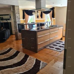 Na prodaju kuća s bazenom – Valtura