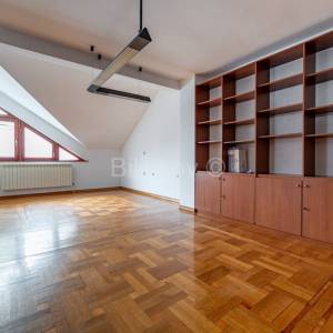 Najam,Lašćina samostojeća kuća, s deset soba,  površine  cca 400 m2