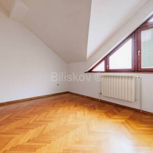 Najam,Lašćina samostojeća kuća, s deset soba,  površine  cca 400 m2